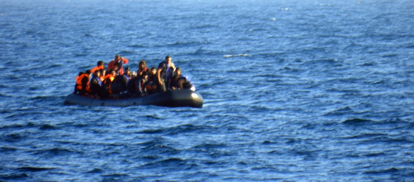 Παραμένει βρετανικό πλοίο στο Αιγαίο για «ερευνά και διάσωση» παράνομων μεταναστών